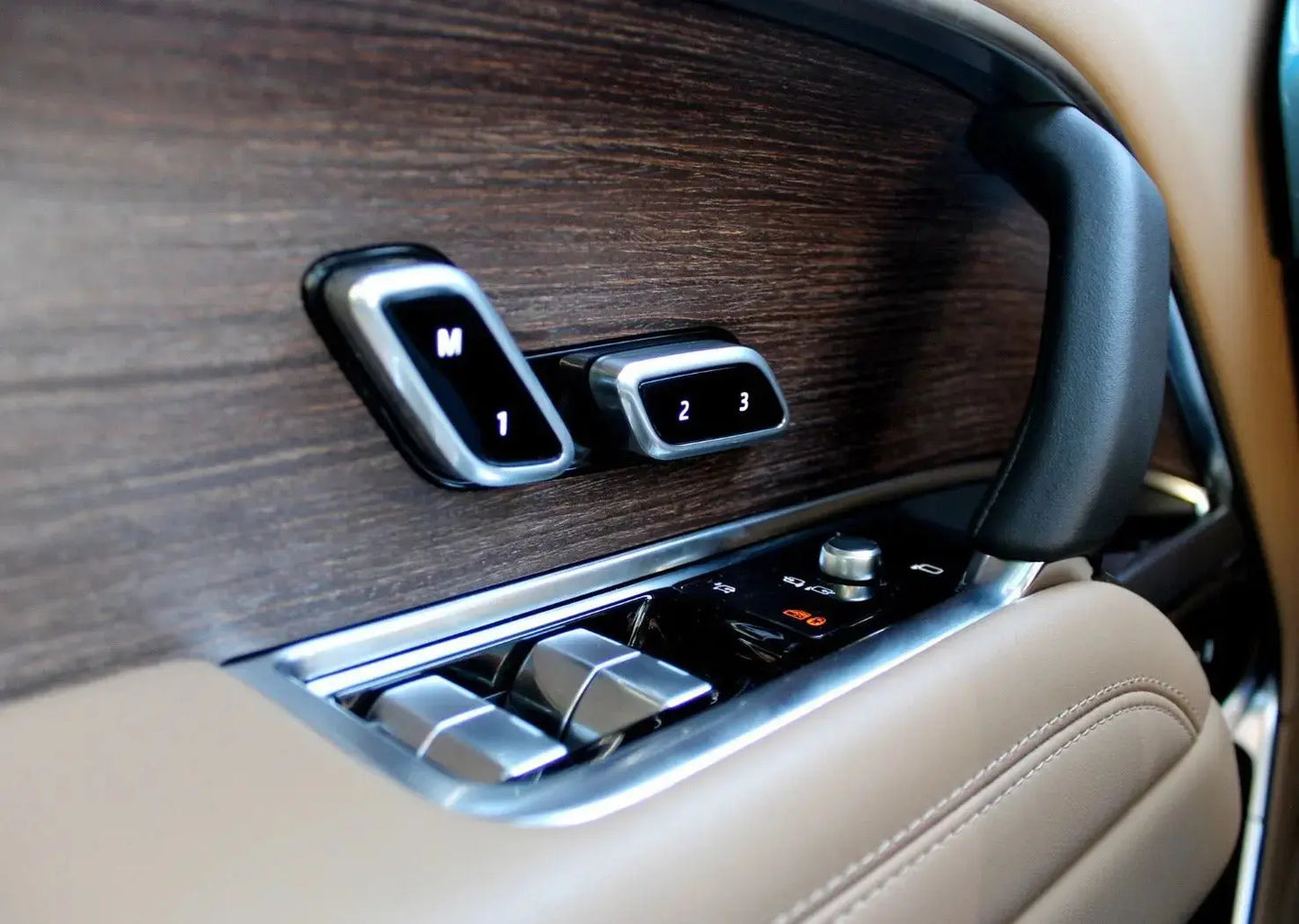 Range Rover Vogue V6 2023 or similar - Golden Key Rent Car LLC